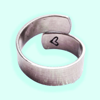 bijou bague fleabag it ll pass hot priest 3